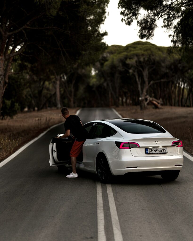 Tesla elektrisk bil på ujævn terræn