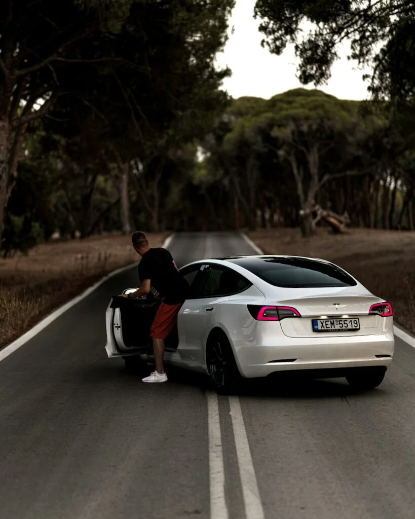 Tesla elektrisk bil på ujævn terræn