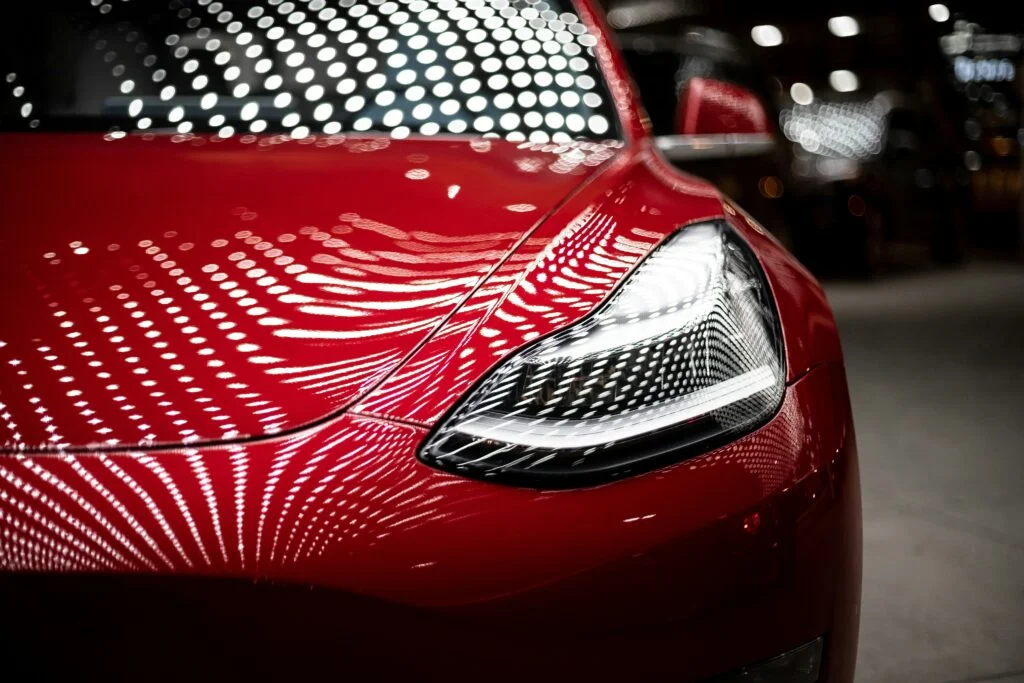 Tesla Model Y kørende i øde område