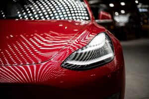 Tesla Model Y kørende i øde område