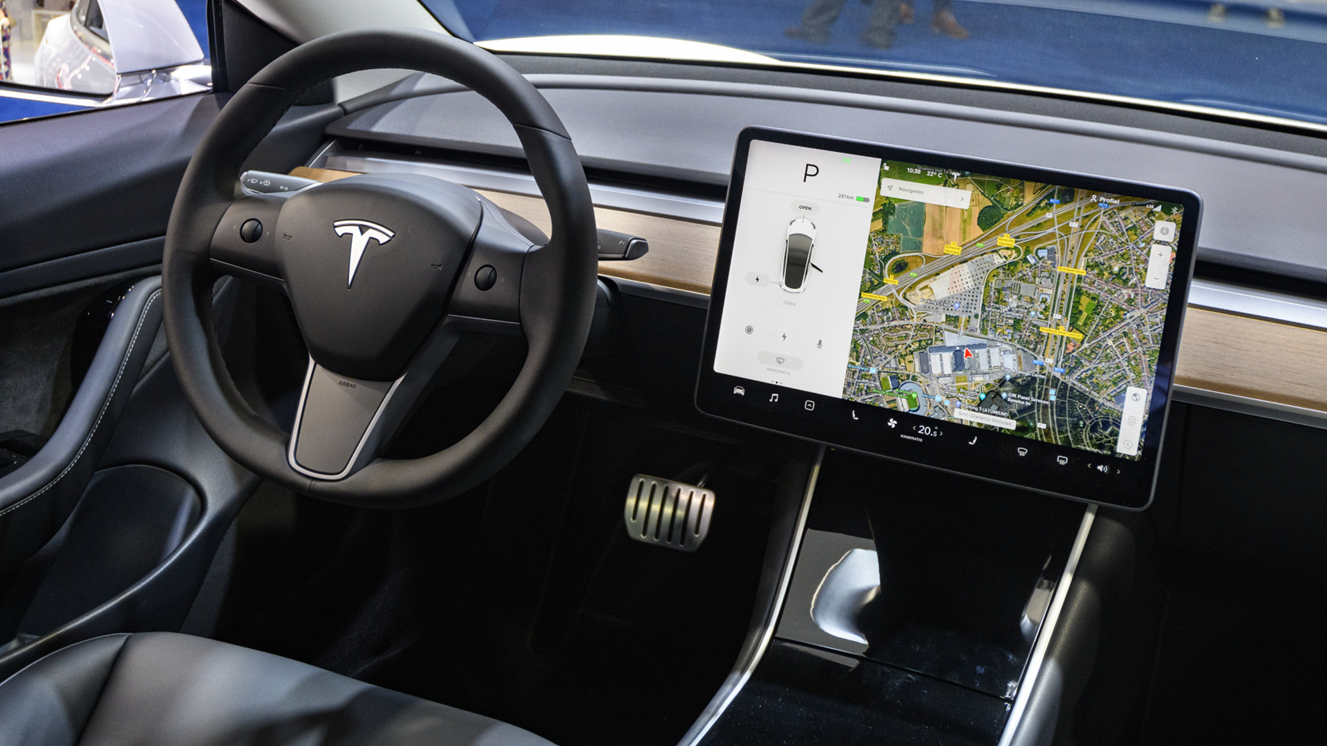 Tesla interiør med stor touchskærm og navigationssystem