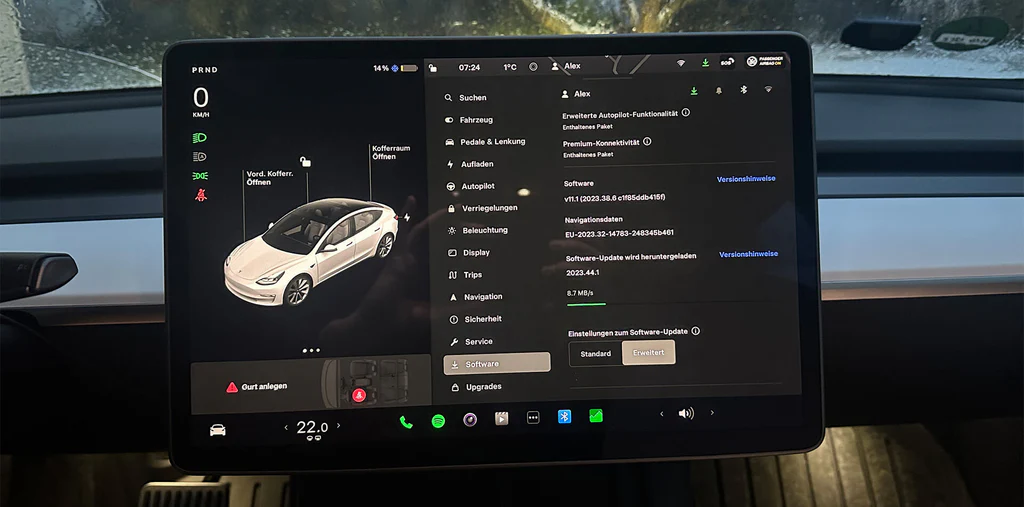 Nærbillede af Tesla Model 3 infotainment skærm med softwareopdatering