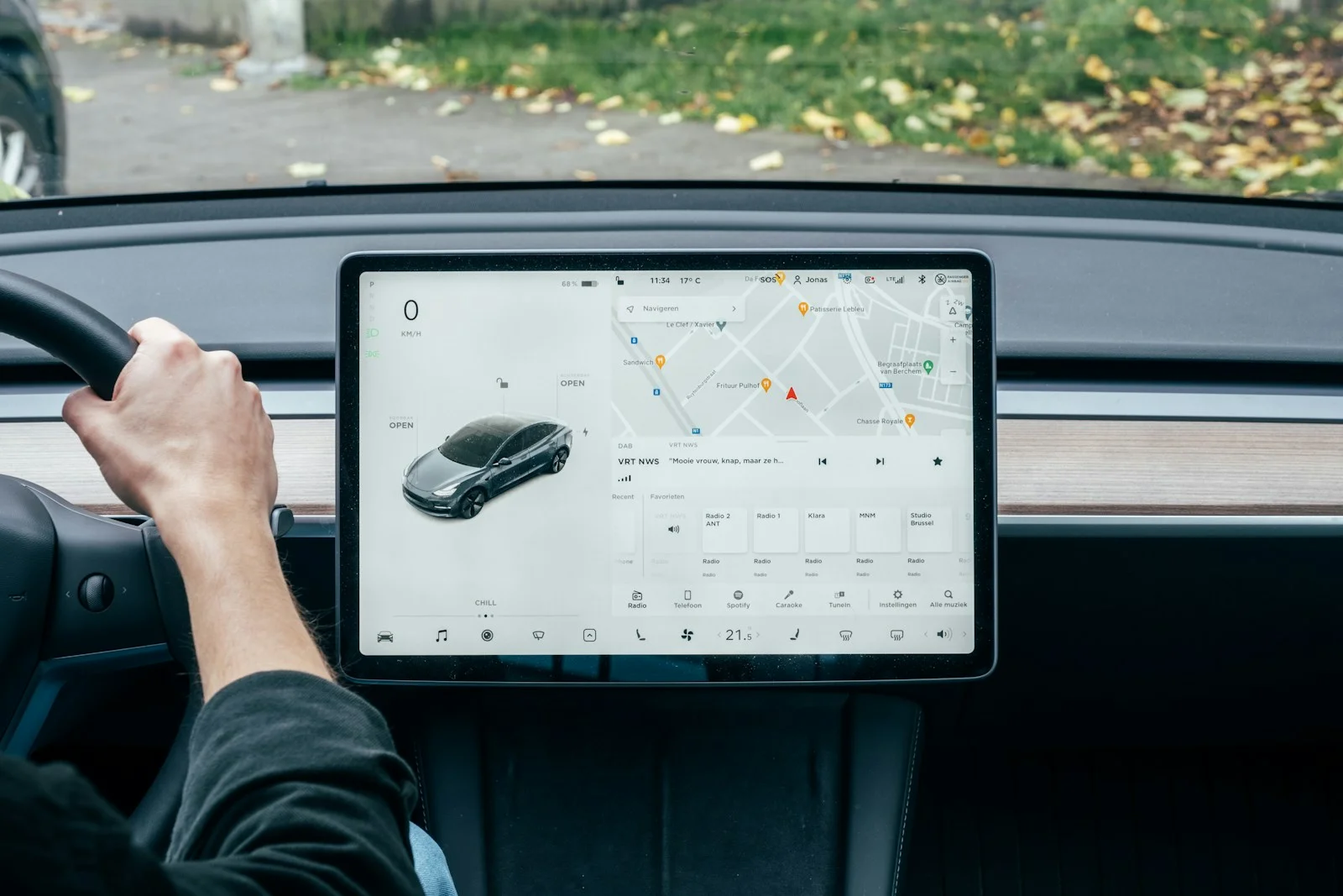 Tesla Model Y i sort farve ved solnedgang