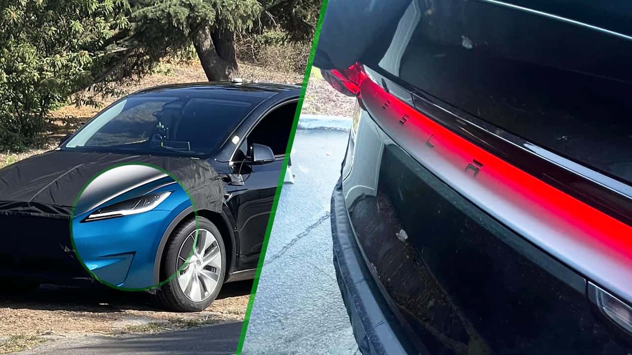 Delvist dækket Tesla Model S med oplyst Tesla-logo på bagenden