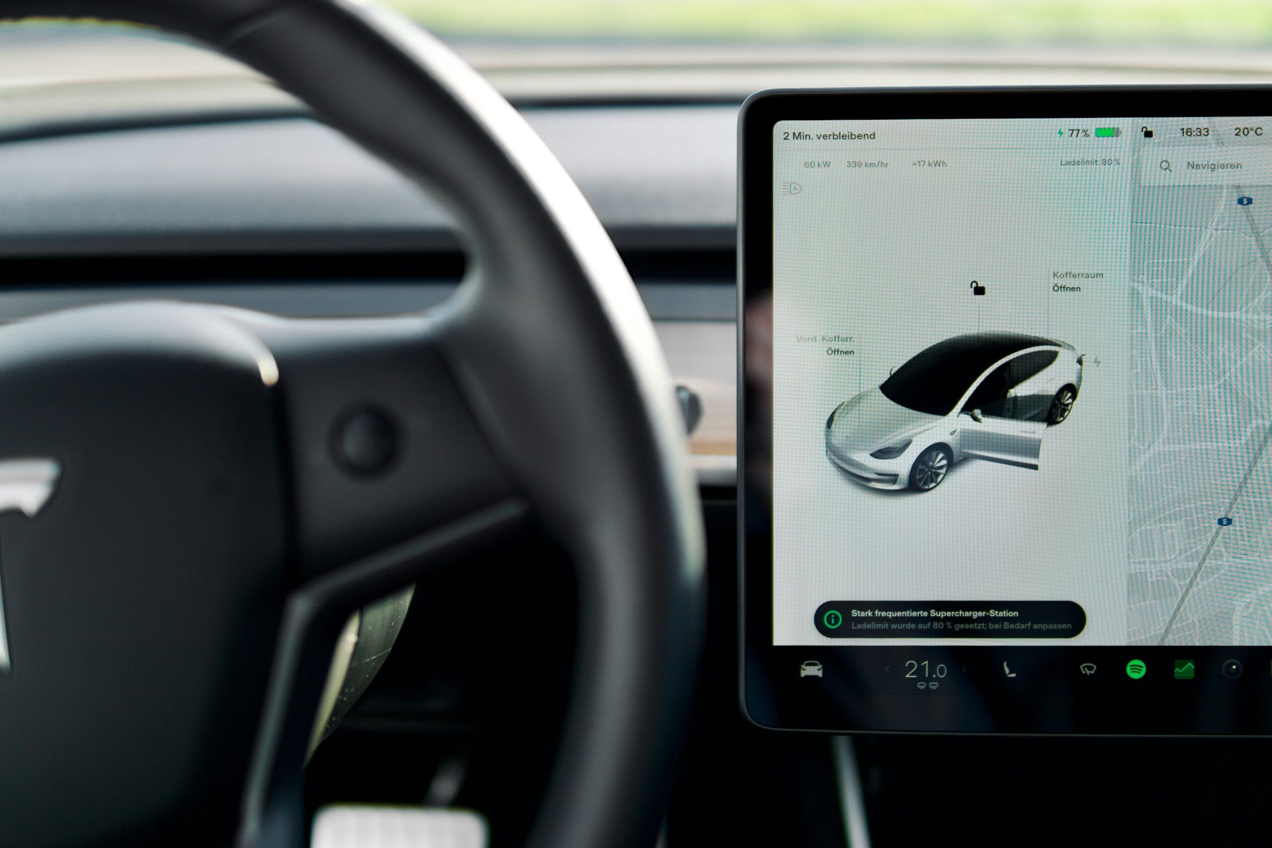 Tesla elbil infotainment skærm og kortvisning på en vej