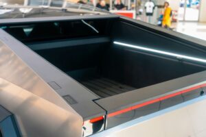 Nærbillede af Tesla Cybertruck bagende i et showroom