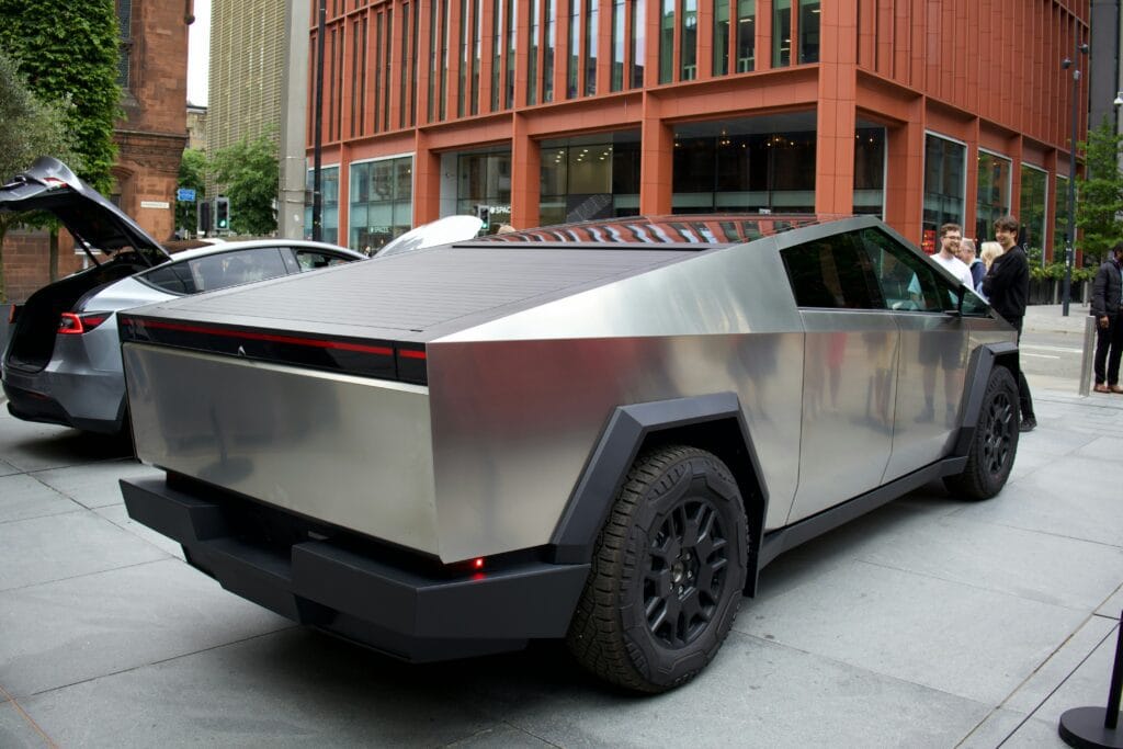 Tesla Cybertruck parkeret på en byvej med moderne bygninger i baggrunden