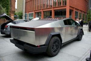 Tesla Cybertruck parkeret på en byvej med moderne bygninger i baggrunden