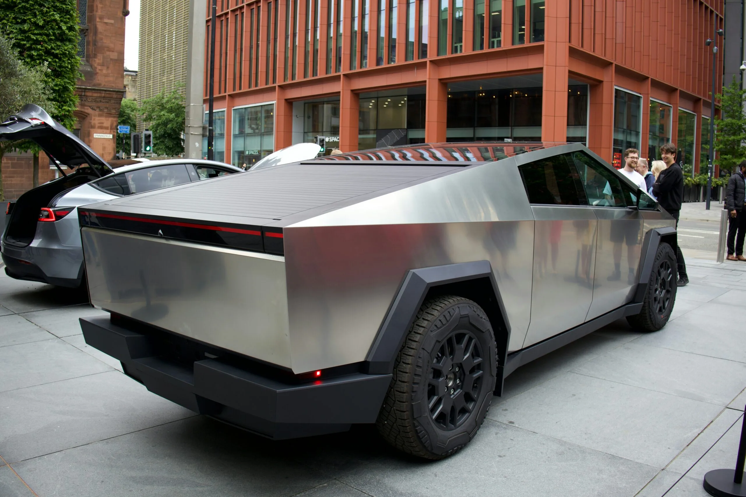 Tesla Cybertruck parkeret på en byvej med moderne bygninger i baggrunden
