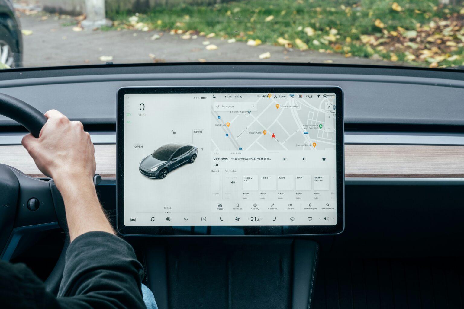 Tesla navigation system på bilens centrale display med køreanvisninger