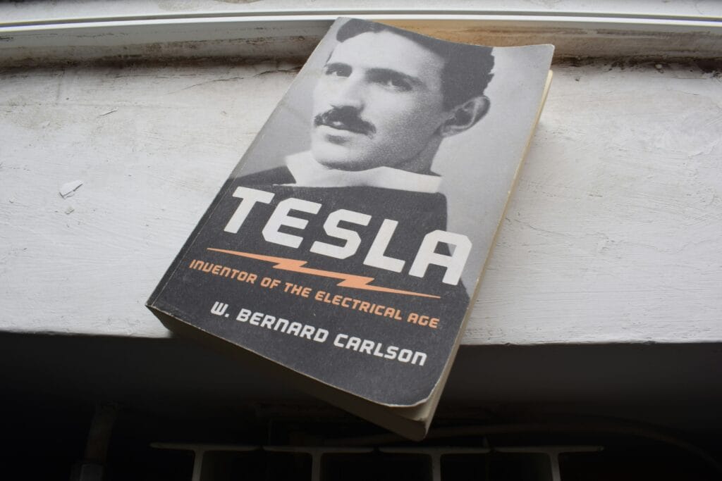 Billede af Tesla bog af W. Bernard Carlson på en lys træoverflade