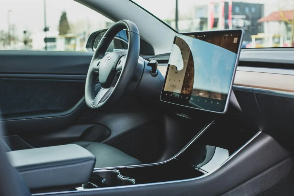 Tesla bilinteriør med touchscreen display og stilrent design