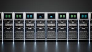 En række avancerede Tesla batteripakker, organiseret i et moderne designet rum med lysende skærme ovenfor, symboliserer avanceret elektromobilitetsteknologi.