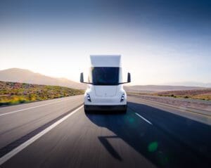 Tesla lastbil kører i høj fart på en øde motorvej