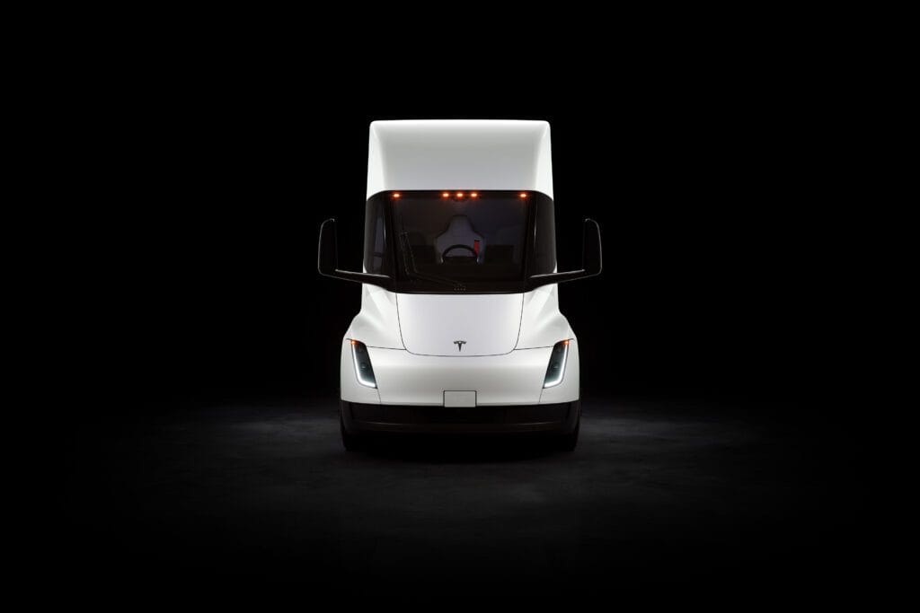 Tesla Semi lastbil set forfra i moderne design med oplyste forlygter