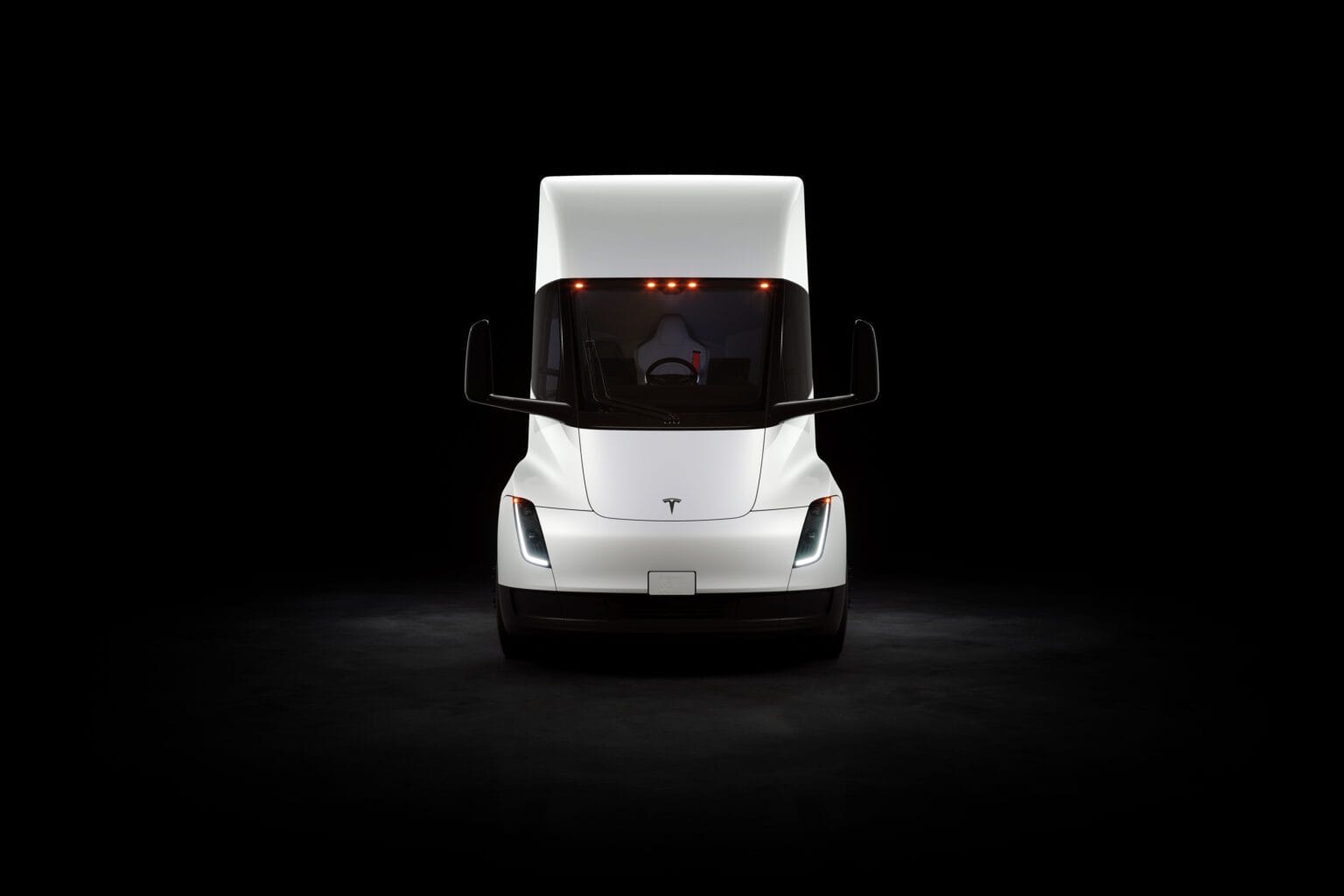 Tesla Semi lastbil set forfra i moderne design med oplyste forlygter