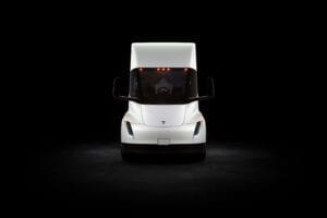Tesla Semi lastbil set forfra i moderne design med oplyste forlygter
