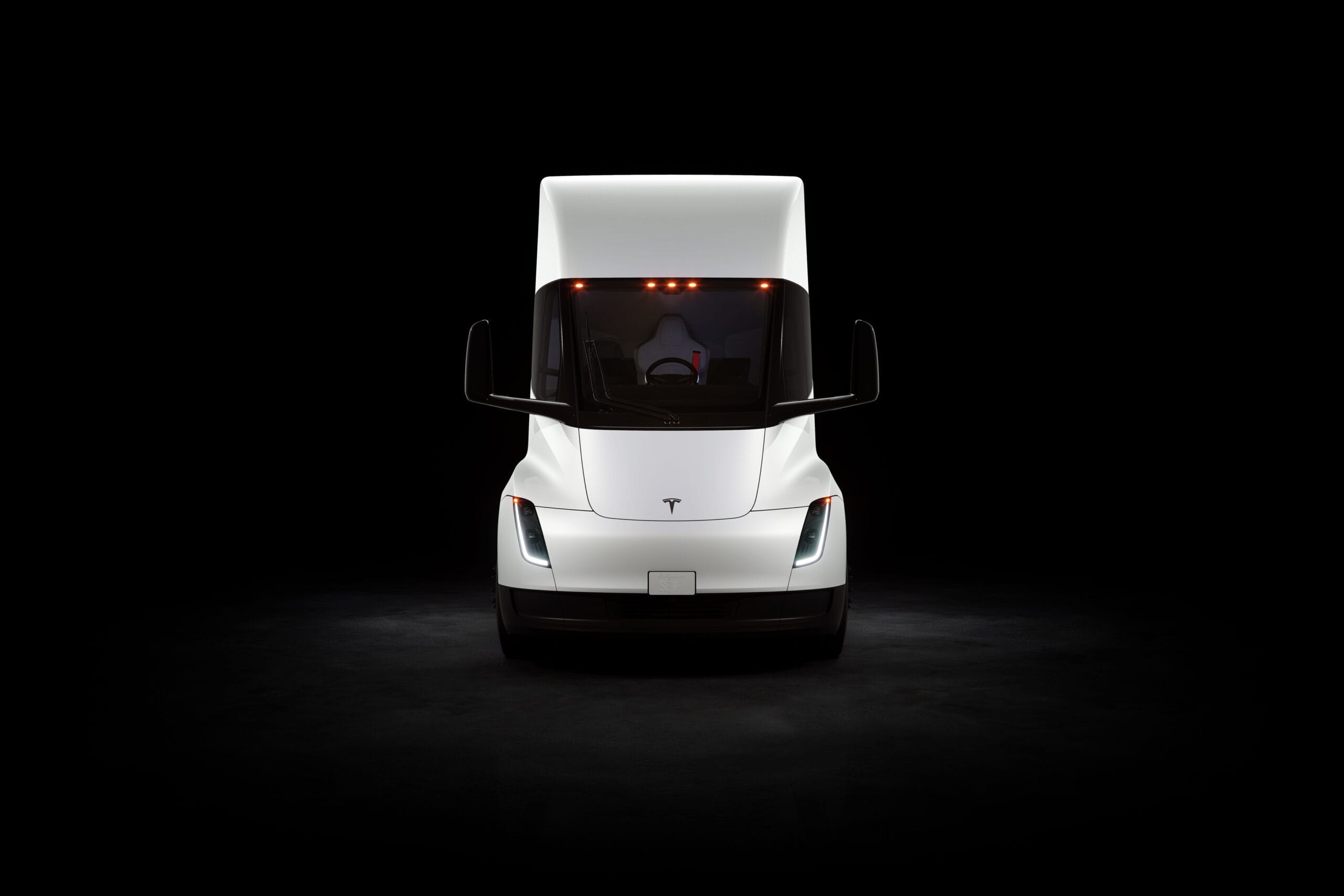 Tesla Semi lastbil set forfra i moderne design med oplyste forlygter