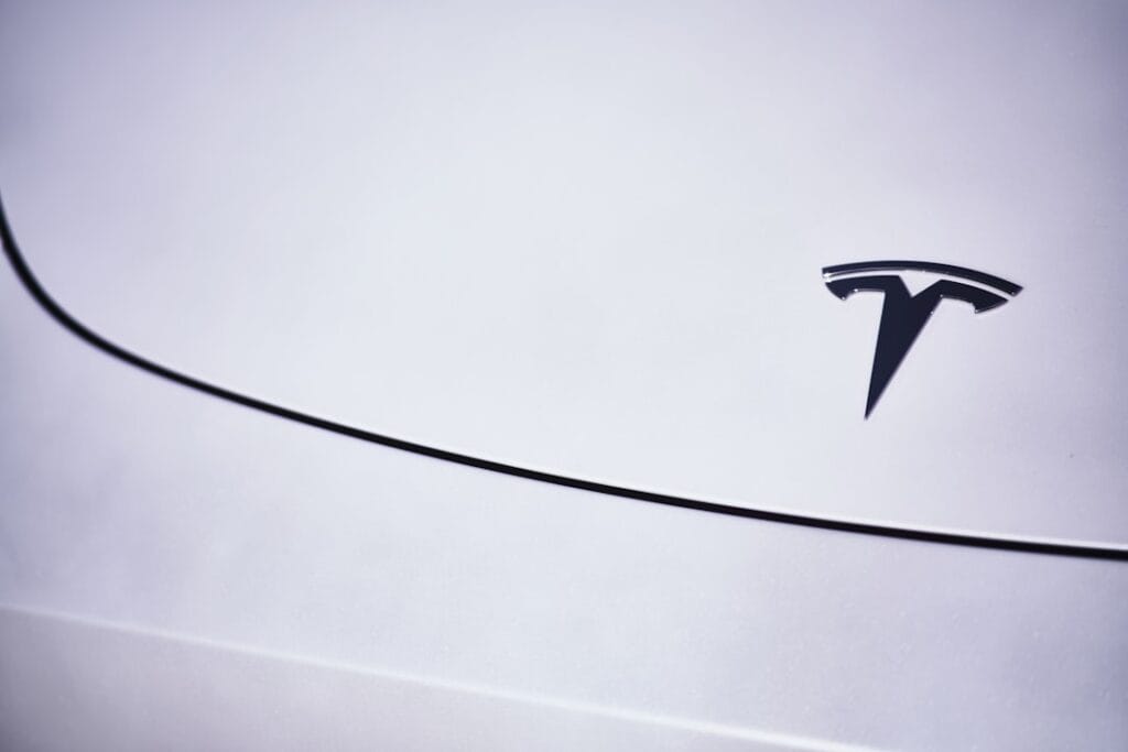 Tesla logo på bilens kølerhjelm i nærbillede