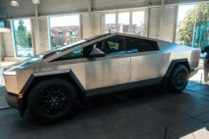 Tesla Cybertruck i et showroom med moderne vinduer og naturligt lys.