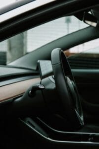 Detaljeret billede af Tesla kabine med fokus på rattet og den minimalistiske indretning.