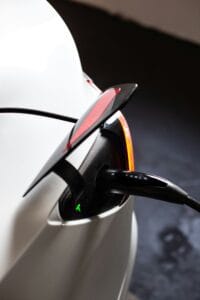 Tesla elbil bliver opladet med ladekabel