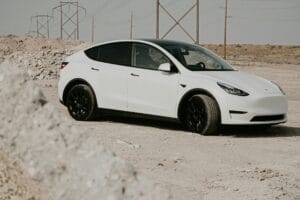Hvid Tesla Model Y parkeret i et øde landskab