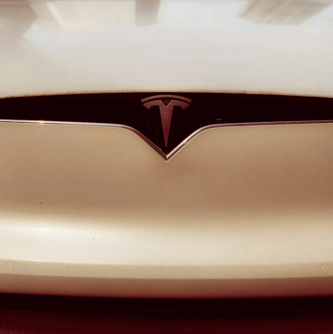 Nærbillede af Tesla-logo på bilens front
