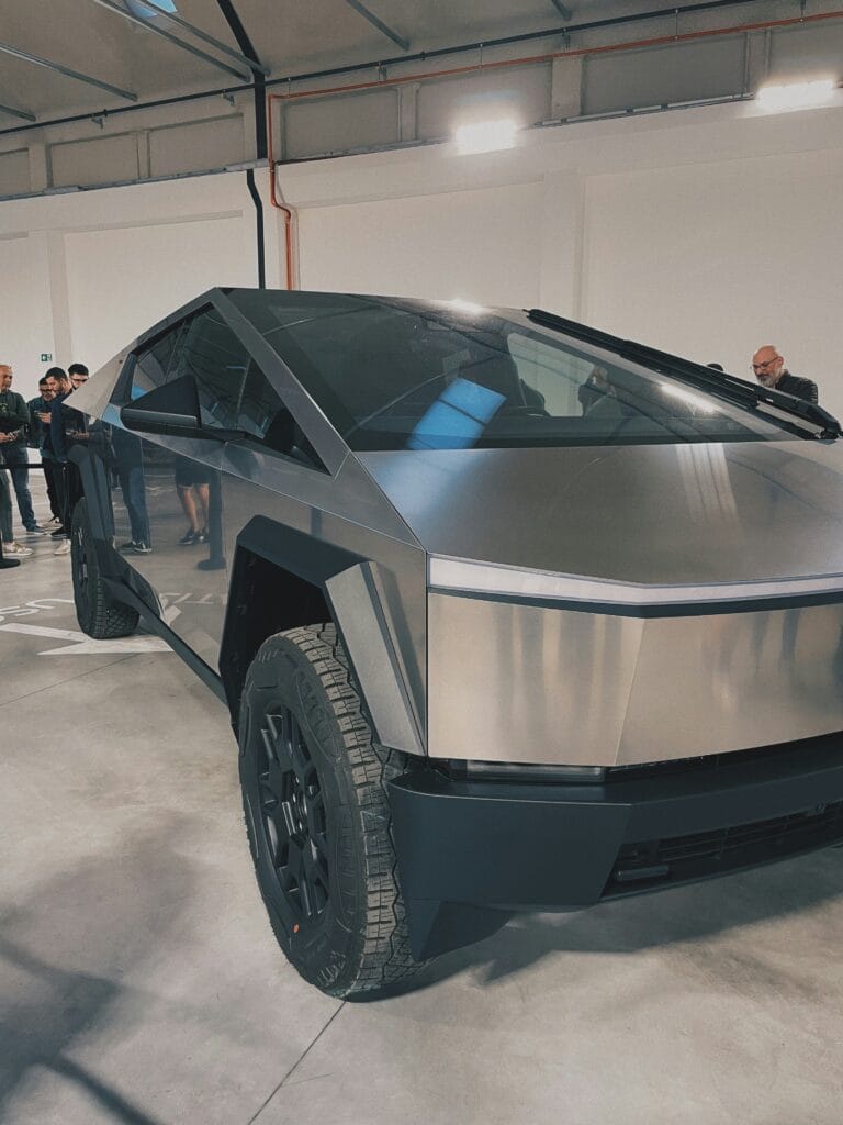 Tesla Cybertruck udstillet i showroom med futuristisk design og robuste dæk