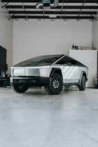 Tesla Cybertruck i en garage med futuristisk design