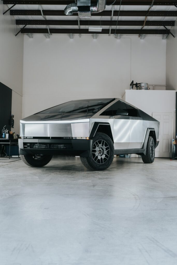 Tesla Cybertruck i en garage med futuristisk design