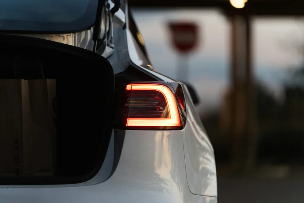 Tesla baglygte lyser op i skumringen med åbent bagagerum