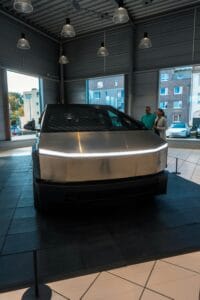 Tesla Cybertruck udstillet i et showroom med interessede besøgende