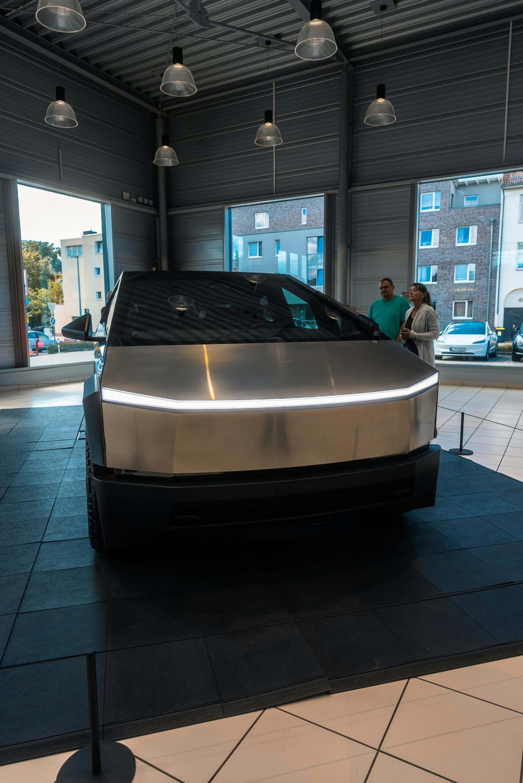 Tesla Cybertruck udstillet i et showroom med interessede besøgende