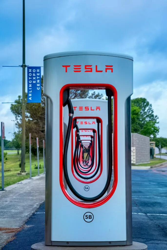 Række af Tesla Supercharger ladestationer ved Arlington Expo Center