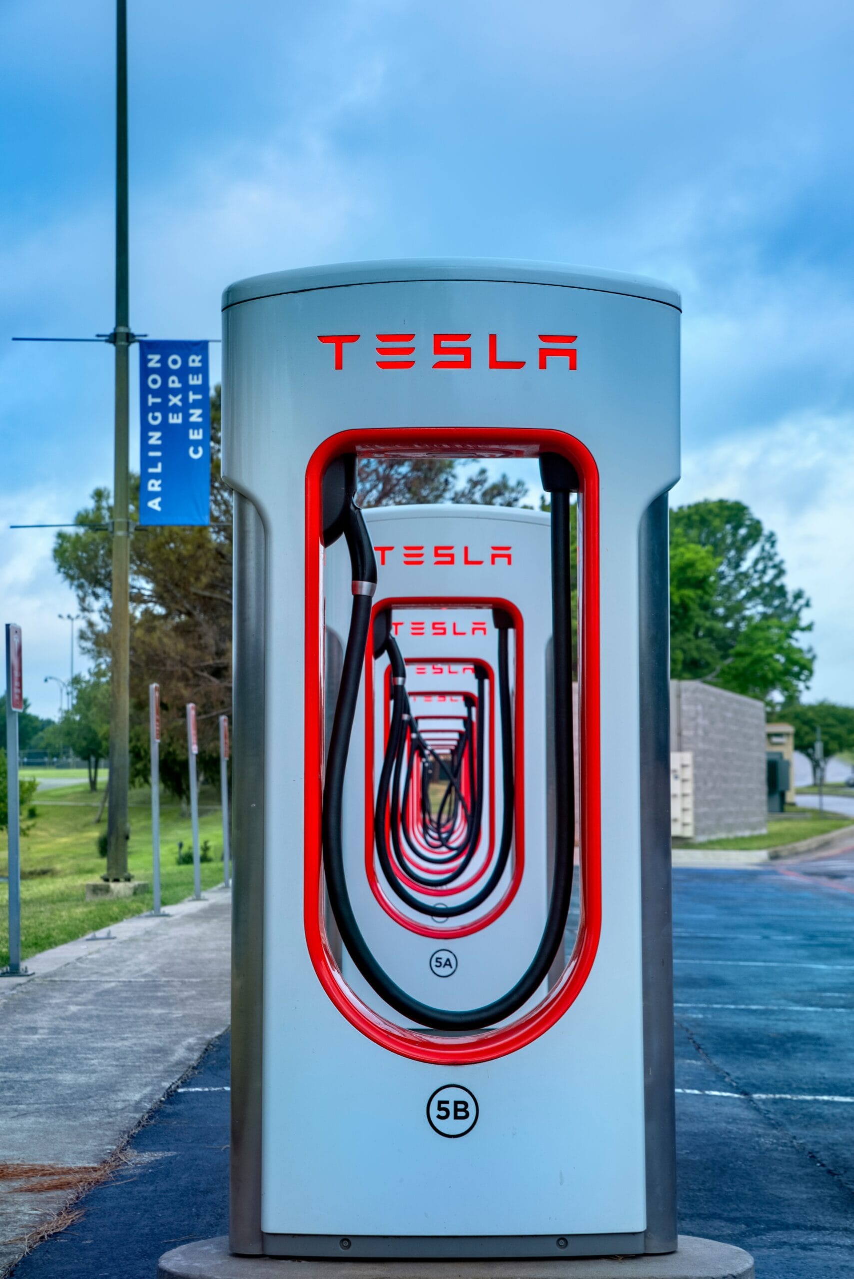 Række af Tesla Supercharger ladestationer ved Arlington Expo Center