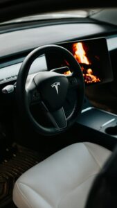 Tesla bilrat og interiør med digital skærm viser pejs