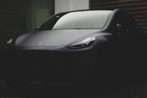 Elegant Tesla-model i en dunkel garage