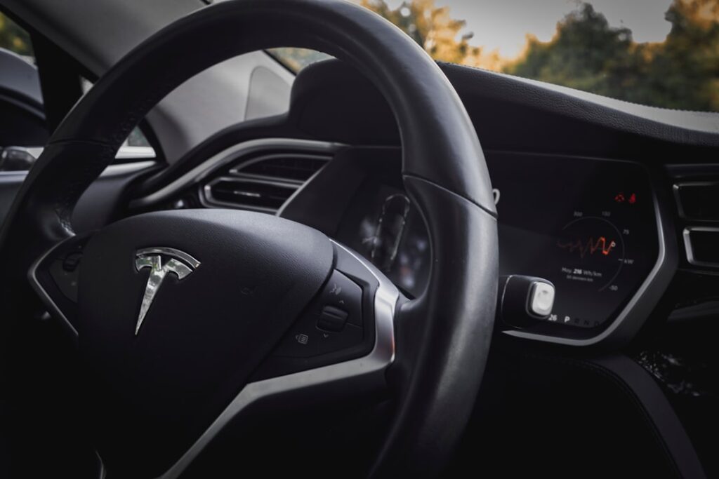Tesla bilrat og digitalt display i en moderne elbil