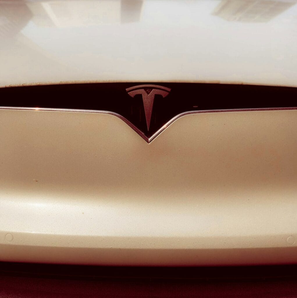 Tesla logo på front af elektrisk køretøj