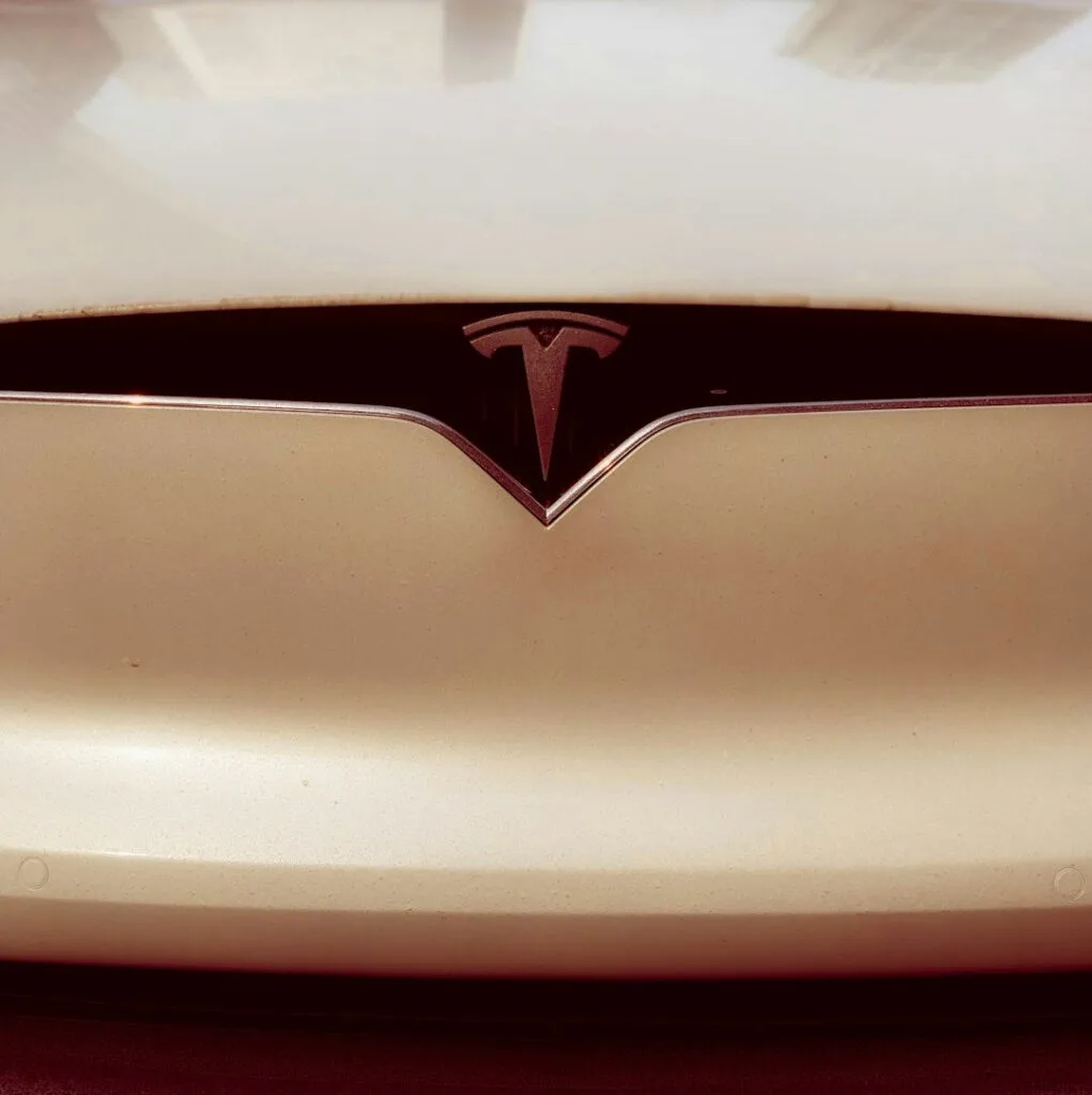 Tesla logo på front af elektrisk køretøj