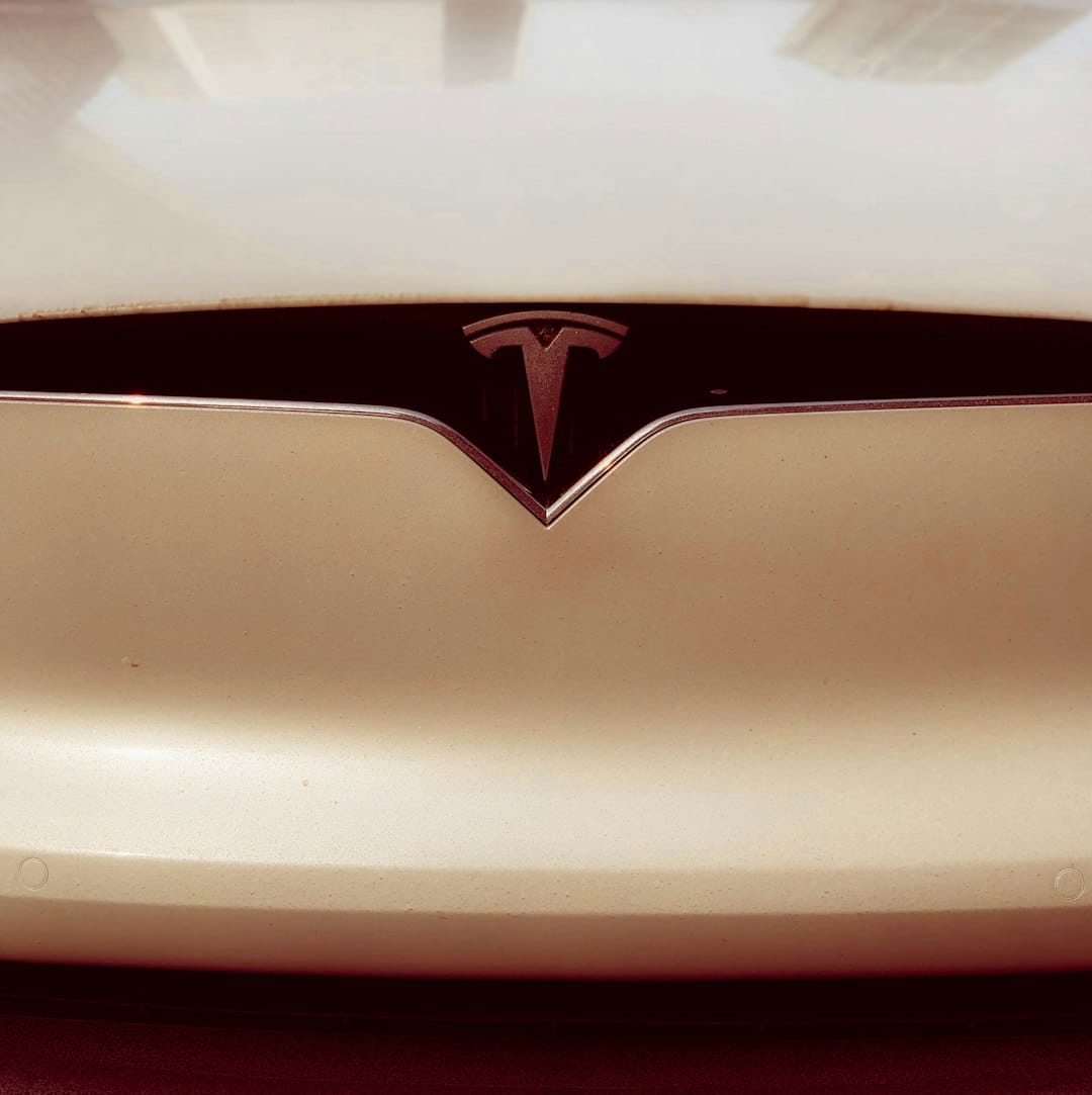 Tesla logo på front af elektrisk køretøj