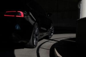 Sort Tesla Model S i en oplyst parkeringskælder
