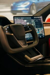 Tesla Model X rat og infotainmentsystem med navigation på skærmen