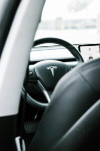 Tesla interiør med fokus på rat og skærm