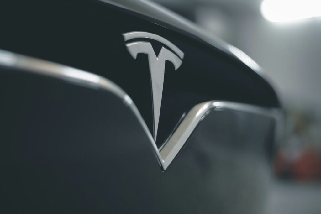 Nærbillede af Tesla-logo på bilen