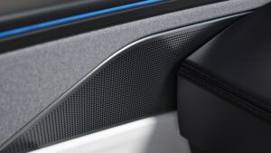 Nærbillede af Tesla Model interiør, der viser teksturerede materialer og moderne design