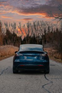 Tesla på landevej i solnedgangens lys