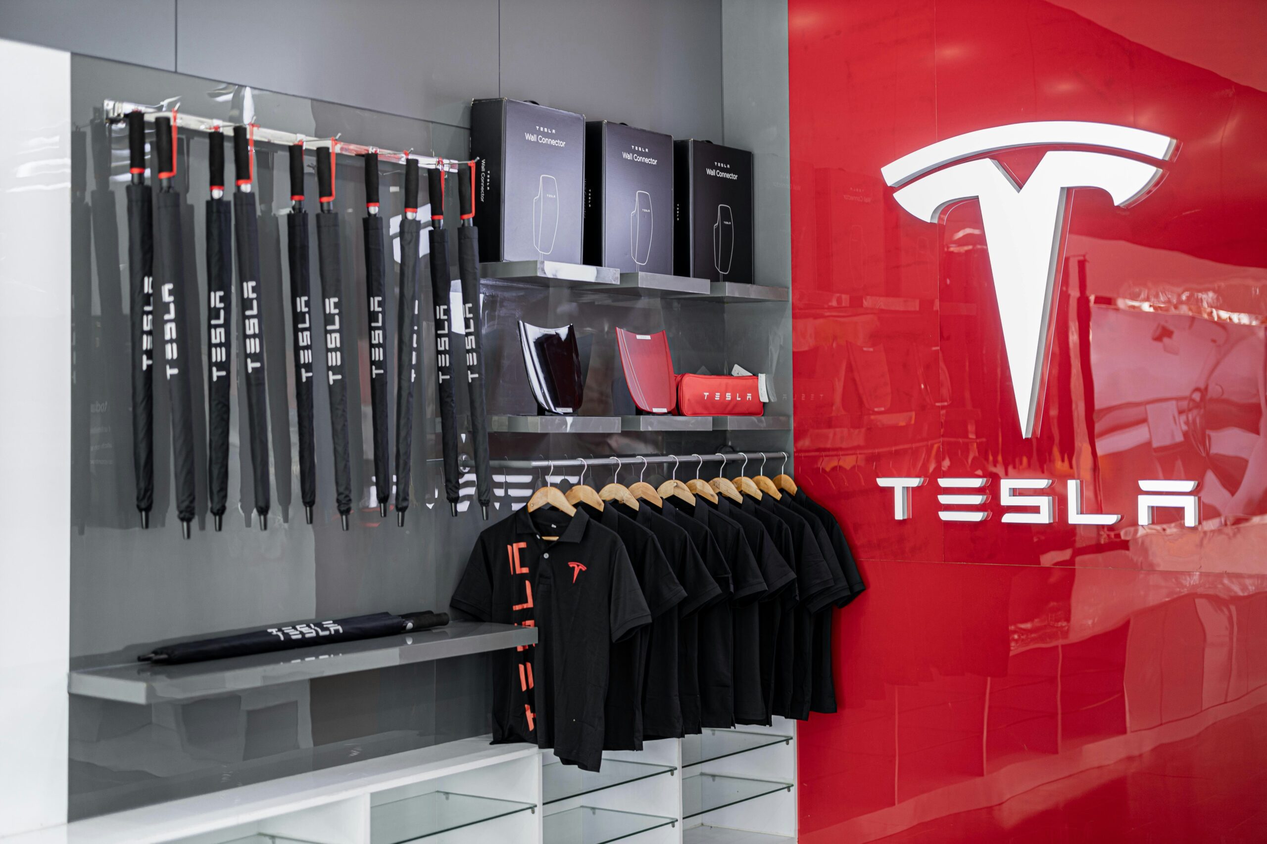 Tesla merchandise butik med paraplyer, t-shirts og opladertilbehør