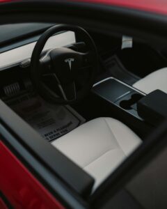 Interiør af Tesla bil med minimalistisk rat og moderne design